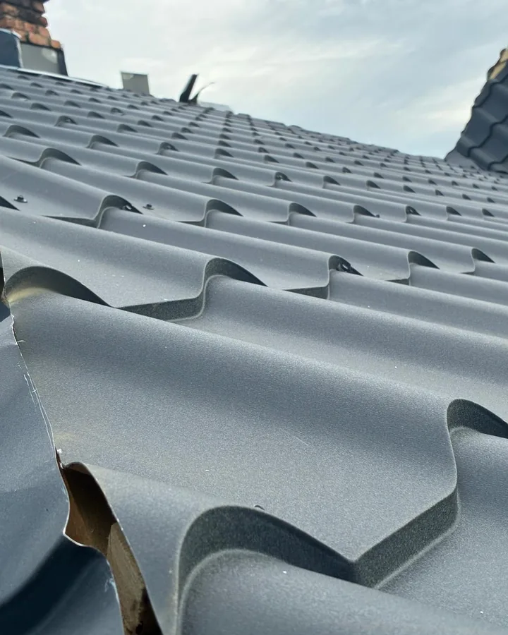 Țiglă metalică montată pe membrană — lucrare Liviu Construcții