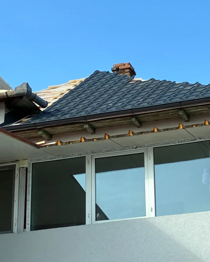 Acoperiș cu coș de cărămidă original — lucrare Liviu Construcții