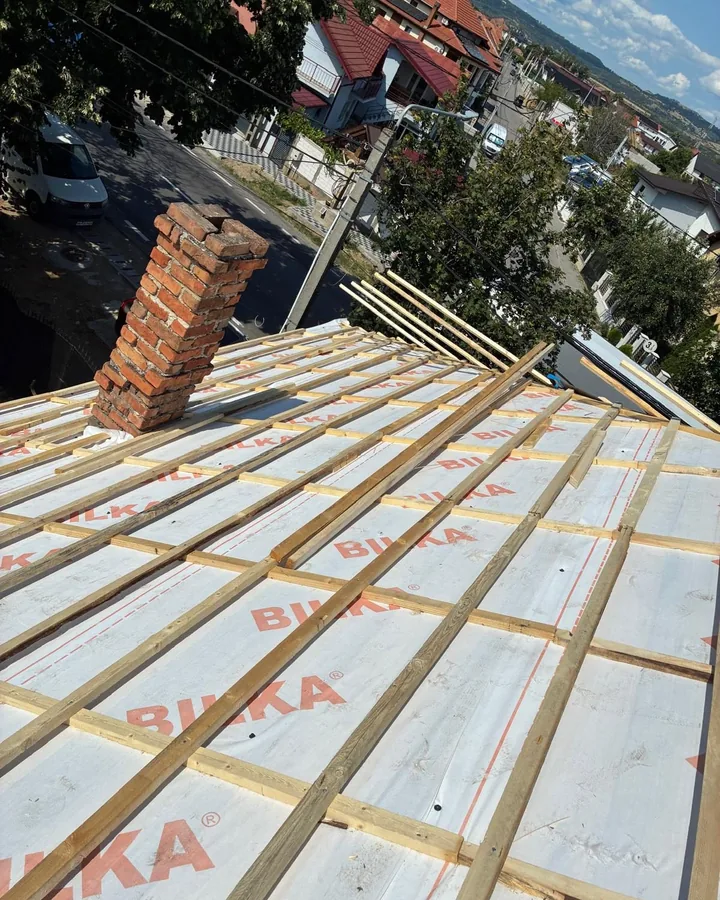 Tinichigerie antracit, racord la streașină — lucrare Liviu Construcții
