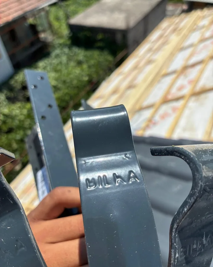 Profil de țiglă metalică, de aproape — lucrare Liviu Construcții