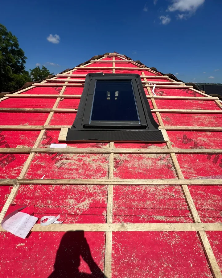 Fereastră de mansardă montată, sub membrană — lucrare Liviu Construcții