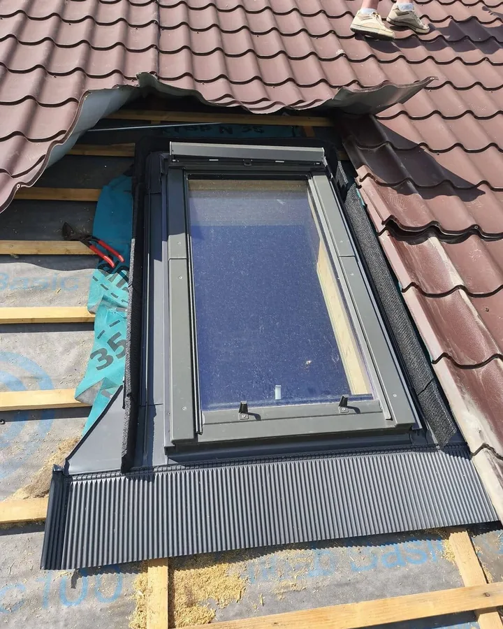 Fereastră de mansardă, tinichigerie finalizată — lucrare Liviu Construcții